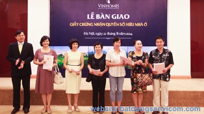 Giao sổ đỏ cho chủ căn hộ  vinhomes Times City 